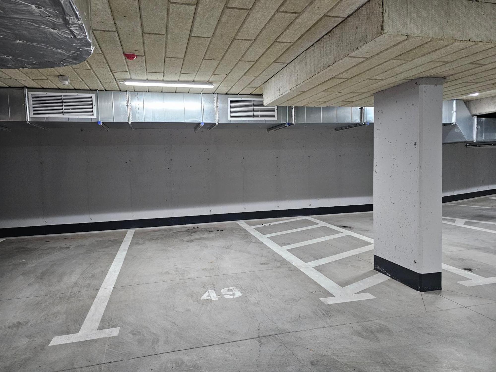 Mountain And View With Underground Parking